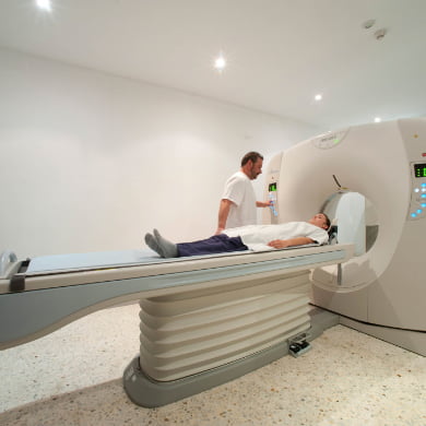 Paciente siendo tratado por médico Paciente siendo tratado por médico