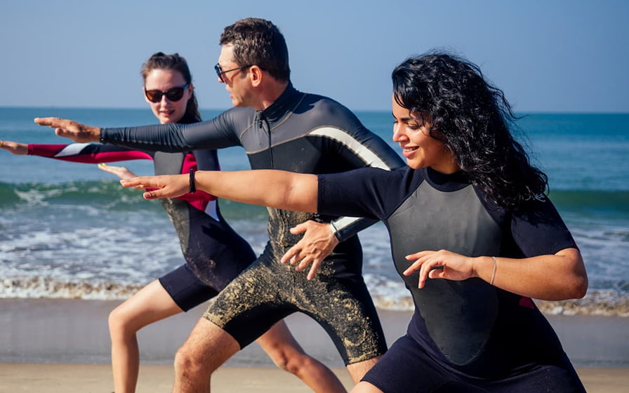 Aprendices de surf adaptado en Playa de muro