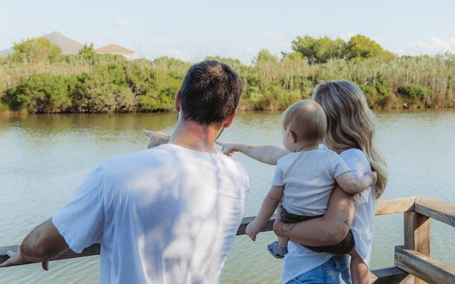 Familia observando la Albufera