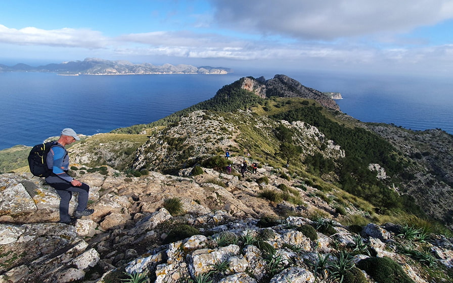 Persona en la cima de la montaña