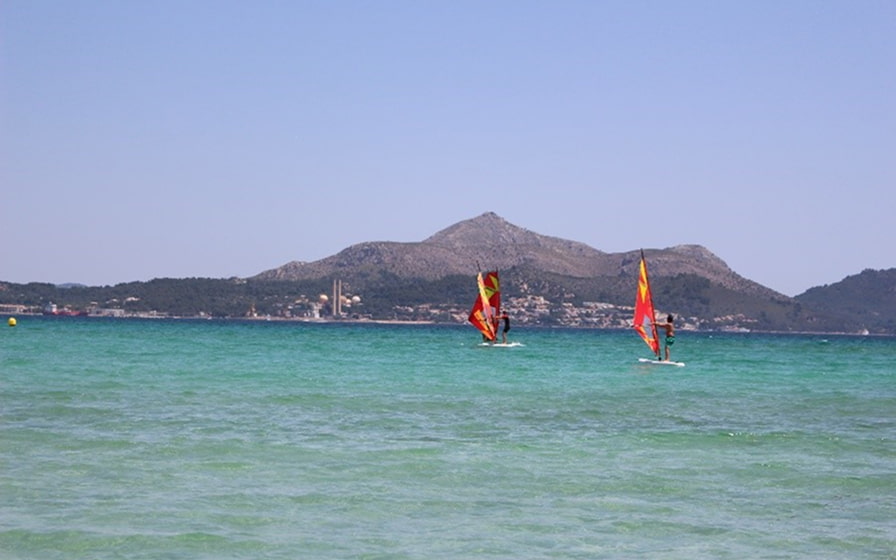 Personas haciendo wind surf en la bahía