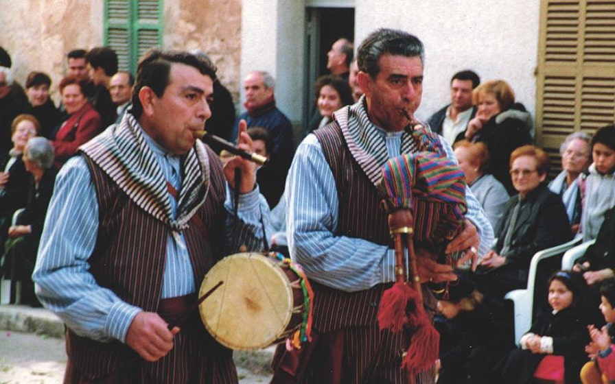 Hombre tocando xeremies