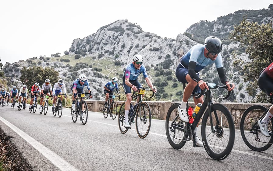 Grupo de ciclistas en la montaña