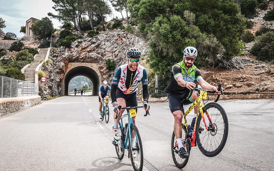 Dos ciclistas en la carretera