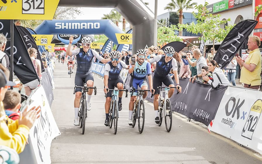 Grupo ciclista con Alberto Contador Mallorca 312 Ok mobility