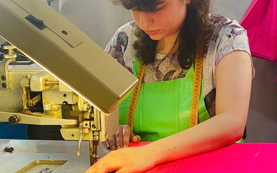 Una persona fabricando un nuevo producto a partir de una de las esteras recogidas por el proyecto Renetas.