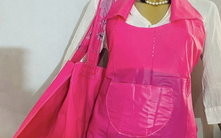 Maniquí con un delantal y un bolso creados a partir de colchonetas reutilizadas gracias al Proyecto Renetas