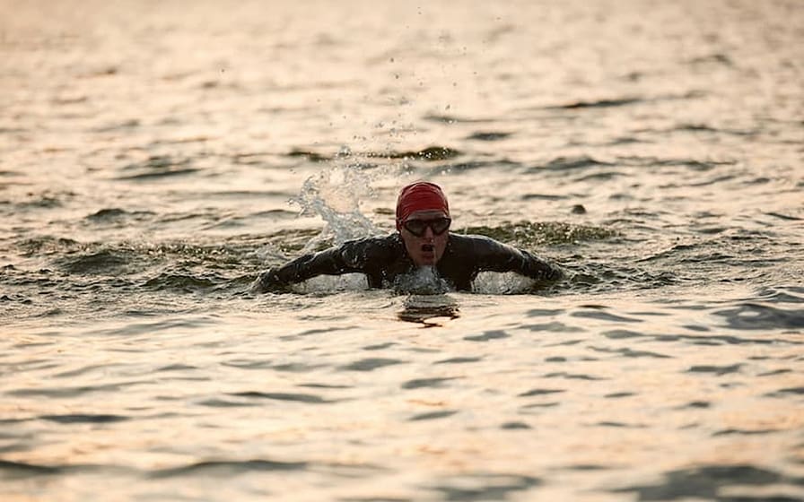Nadador entrenando en el canal de aguas abiertas de Alcúdia