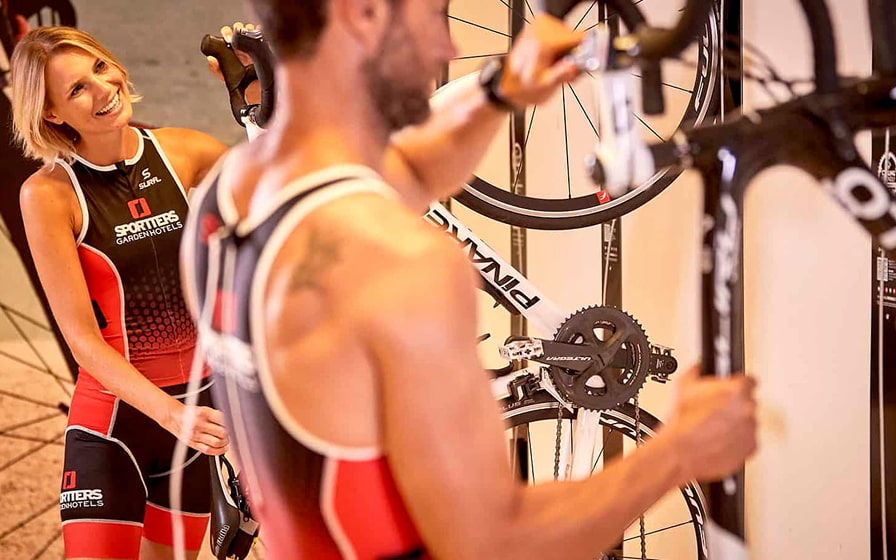 Ciclistas colgando las bicicletas después de entrenar