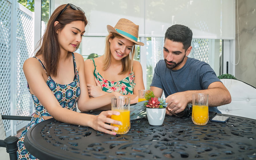 Clientes eligiendo un Hotel sostenible mientras desayunan